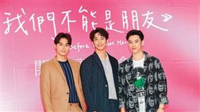 陳慕（右）演過《我們不能是朋友》，表面上看來星途光鮮亮麗，但工作有一搭沒一搭，甚至另學副業賺錢維生。左為孫其君、中為劉以豪。（圖／鏡週刊提供）