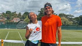 ▲希臘網球好手西西帕斯（Stefanos Tsitsipas）近期與西班牙女將巴多莎（Paula Badosa）陷入愛河。（圖／翻攝自tsitsidosa推特）