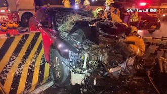 衝撞交維車再撞分隔島　車頭毀駕駛受困
