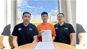 ▲林庭謙（中）和天津榮鋼俱樂部簽下約2600萬台幣合約。（圖／翻攝自天津榮鋼微博）