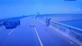 吵架跳車，2女1男激動拉扯，情侶吵架，台61線跳橋(圖／翻攝自記者爆料網)