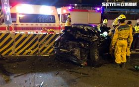 特斯拉2死發生地又撞！轎車猛衝分隔島(圖/翻攝畫面)