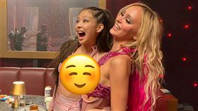 Jennie(左)和演出《偶像漩渦》的莉莉蘿絲戴普火辣合照。（圖／翻攝微博）