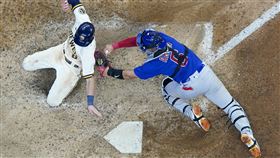 ▲小熊外野手哈普（Ian Happ）雷射肩結束比賽。（圖／翻攝自小熊推特）