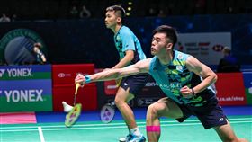 全英羽球公開賽 周天成「麟洋配」首輪爆冷敗李洋（左）和王齊麟（右）相隔2個多月再度合拍參加全英羽球公開賽，可惜首輪激戰3局後落敗。（圖中華民國全民羽球協會提供）中央社記者黎建忠傳真112年3月15日