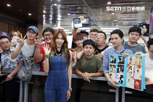 工藤靜香一身仔勁裝燦爛笑容步出松山機場親切與粉絲互動合影。（圖/記者邱榮吉攝影）