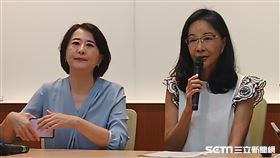 前中國小姐張淑娟今（5）日在國民黨立委王鴻薇陪同下召開記者會。（圖／記者盧素梅攝影）