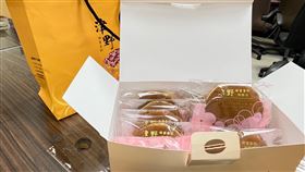 警方偵辦炎亞綸偷拍案傳出洩密風暴，婦幼隊購買信義區知名銅鑼燒赴士檢。(圖／記者李依璇攝影）
