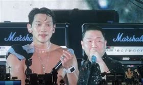 Rain脫衣擔任表演嘉賓，大秀結實好身材。身材還是保持超好。（圖／翻攝YouTube）