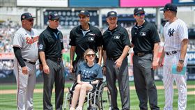 ▲洋基邀請媒體人蘭斯（Sarah Langs）和父母為比賽開球。（圖／翻攝自MLB推特）