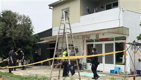 嘉義父持刀殺害妻兒3死1重傷  檢方下午相驗嘉義縣水上鄉吳姓男子21日清晨持刀殺害妻子和2名兒子後自戕，造成3死1重傷，8歲小兒子送醫搶救，尚未脫險；警方初步調查懷疑夫妻感情問題引發殺機，嘉義地檢署下午相驗。中央社記者黃國芳攝  112年4月21日