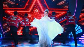 白冰冰著30年前禮服大露背。（圖／中視提供）