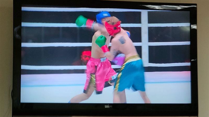 孫生戰勝小哥哥艾里　　嘗勝果激動快哭了