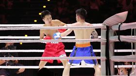 Toyz（右）與鍾培生對戰。（圖／記者楊澍攝）