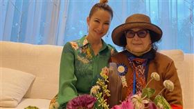 李玟/高齡83歲母親今（2021）年10月在香港家附近散步，被野豬攻擊/復健/微博。