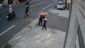 大圖 彰化，福興鄉，父持榔頭殺紅眼，當街行兇，猛捶17歲兒，驚悚畫面曝(圖／翻攝畫面)