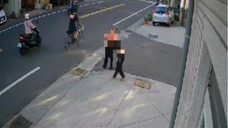 狠父持榔頭追殺妻兒　當街行兇驚悚畫面曝