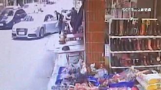 女借車撞壞賠償談不攏　乾兒子持刀理論