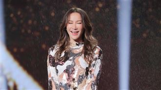 李玟為歌迷返場！腳痛到只能「跪著唱歌」