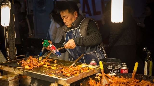 首爾明洞坑外國人！攤販價格平均貴5成
