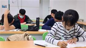 圖／ 巨擎升大學教育中心執行長顧全提供,學測,指考,考生,寫作業,考試