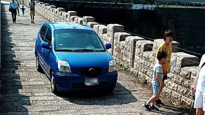 囂張車主硬闖輾古蹟糯米橋 公所震怒追查