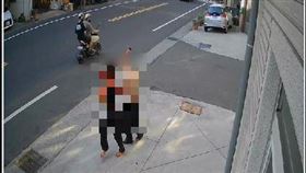 彰化，福興鄉，父持榔頭殺紅眼，當街行兇，猛捶17歲兒，驚悚畫面曝(圖／翻攝畫面)