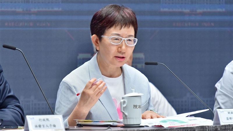 政府「全民＋1　政府相挺」普發現金網站今早8點開放預登記，首日限定尾號0、1登錄。財政部長莊翠雲在立院接受質詢時，私下向記者透露「我選直接入帳」，截至中午已有47.5萬人成功登記。（圖／行政院提供)