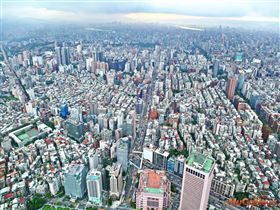 安信建經統計北市府公布數據發現，ESG風潮吹進危老重建，其中綠建築與智慧建築項目大幅成長(圖/安信建經/MyGoNews提供)