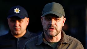 基輔5日發生一起爆炸案，烏克蘭內政部長克利孟科（Ihor Klymenko）在現場向媒體發表談話。（圖／路透社／達志影像）