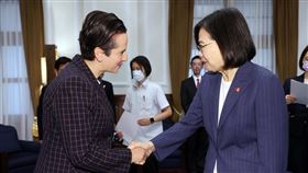 總統接見加拿大國會議員訪團（1）總統蔡英文（前右）6日在總統府接見加拿大國會議員訪台團，與率團來訪的加拿大聯邦眾議院保守黨副黨魁蘭茲曼（Melissa Lantsman，又譯：蘭絲蔓）（前左）握手致意。中央社記者鄭傑文攝  112年7月6日