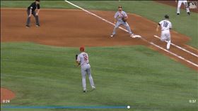 ▲紅雀終結者辛克斯（Jordan Hicks）把球傳到一壘界外區。（圖／翻攝自MLB官網）