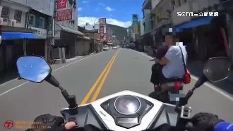 騎士叼菸騎車遭攔查　警查獲後座通緝犯