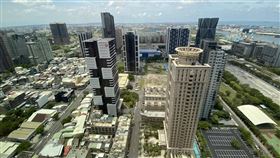 政院拍板囤房稅改採全國總歸戶（3）行政院會6日通過「房屋稅差別稅率2.0方案」，未來非自住稅率（囤房稅率）最高將達4.8%，且從「縣市歸戶」改為「全國總歸戶」，讓囤房者無法規避賦稅。圖為高處遠眺高雄亞洲新灣區市景。中央社記者董俊志攝  112年7月6日