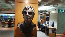 即將卸下倫敦交響樂團音樂總監職務的拉圖（Simon Rattle），在任指揮該團最後一場演出之前，為自己立在巴比肯音樂圖書館的半身銅像揭幕，紀念已然超過半個世紀的職業生涯。