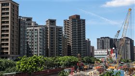 政院拍板囤房稅率最高4.8%（2）行政院會6日通過「房屋稅差別稅率2.0方案」，針對囤房者出手，未來非自住稅率（囤房稅率）最高將達4.8%，且從「縣市歸戶」改為「全國總歸戶」，讓囤房者無法規避賦稅。圖為新北市三重區重陽重劃區市景。中央社記者吳家昇攝  112年7月6日