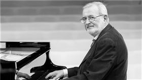 匈牙利知名鋼琴家、為Naxos公司留下大量經典曲目錄音的揚多（Jandó Jenő），7月4日逝於布達佩斯，享壽71歲。