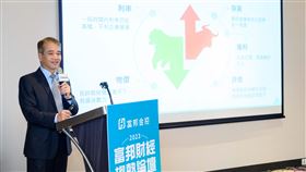 富邦投顧董事長蕭乾祥主講「下半年股市展望及投資策略」，表示下半年股市有兩大烏雲三道曙光，投資以大型股、科技產業為首選；台股指數區間為14500-17800點。（圖／富邦提供）