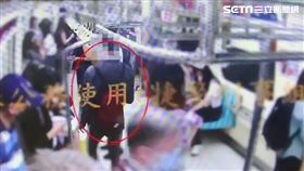 新北丁男在捷運新蘆線穿著西裝上班，卻拉下拉鍊露出生殖器嚇壞旁人。（圖／翻攝畫面）