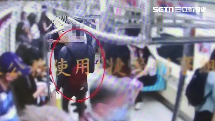 西裝男搭捷運露下體　嚇壞乘客路人急蒐證