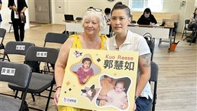 年約42歲的郭慧如當年因褚麗卿案被送到美國出養，如今長大渴望找到原生家庭，她秀出小時候照片，希望知道相關情報的人能提供協助。（圖／記者簡浩正攝影）