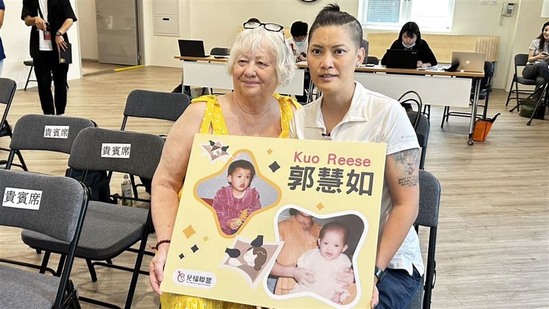 神明給允杯！她跨海尋母只想說「這句話」