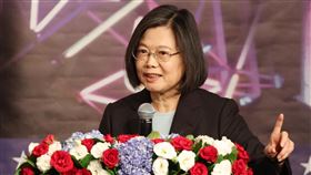 蔡總統出席美國獨立紀念日酒會（2）美國在台協會（AIT）6日晚間在台北君悅酒店舉辦美國獨立紀念日247週年慶祝酒會，總統蔡英文（圖）出席致詞。中央社記者張新偉攝  112年7月6日