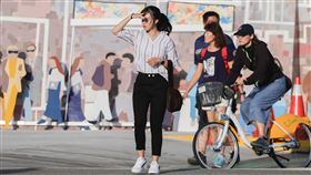 38度高溫範圍擴大  北北基花東入列（1）中央氣象局6日下午更新高溫資訊，基隆市、台北市、新北市、花蓮縣、台東縣地區為橙色燈號，有攝氏38度極端高溫出現的機率。圖為民眾前往台北大稻埕碼頭，用手遮擋陽光。中央社記者裴禛攝  112年7月6日