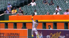 ▲運動家外野手坎普（Tony Kemp）美技沒收長打。（圖／翻攝自MLB官網）