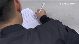 擦擦筆寫作業悲劇! 墊泡麵驚見