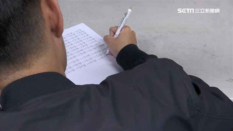 手機藏內褲作弊　「褲襠射一道光」尷尬了