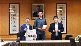 文化大學5日替林振瑋(中)舉辦返回歡迎會。（圖／文化大學提供）