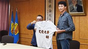 林振瑋(左)贈與文大董事彭誠浩簽名球衣。（圖／文化大學提供）