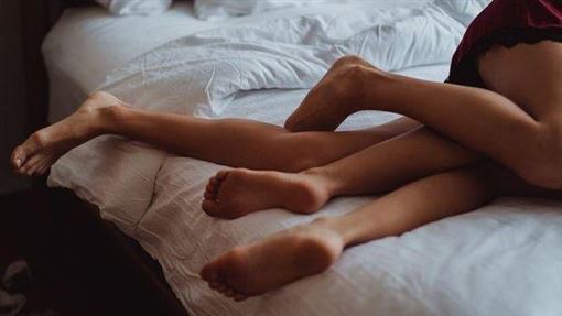 妻跟小王十指緊扣進摩鐵！女兒告狀洩姦情